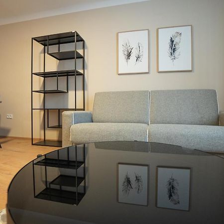 Stephansplatz View: Spacious 2-Bedroom with Balcony Vienna Exterior photo