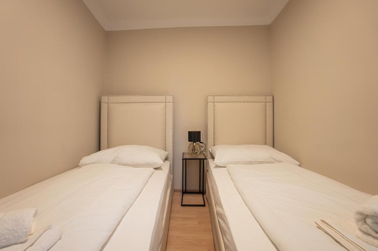 Stephansplatz View: Spacious 2-Bedroom with Balcony Vienna Exterior photo