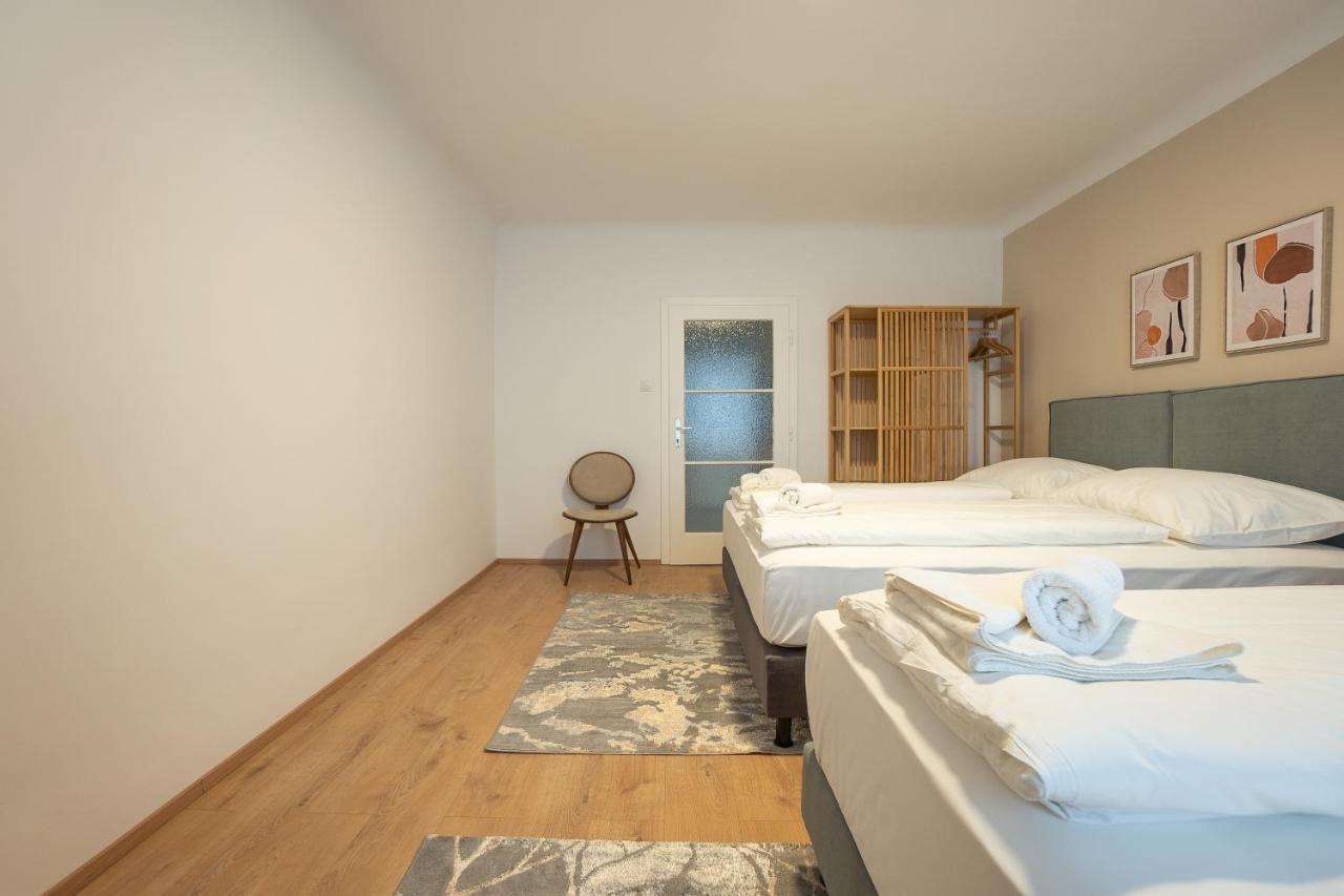 Stephansplatz View: Spacious 2-Bedroom with Balcony Vienna Exterior photo