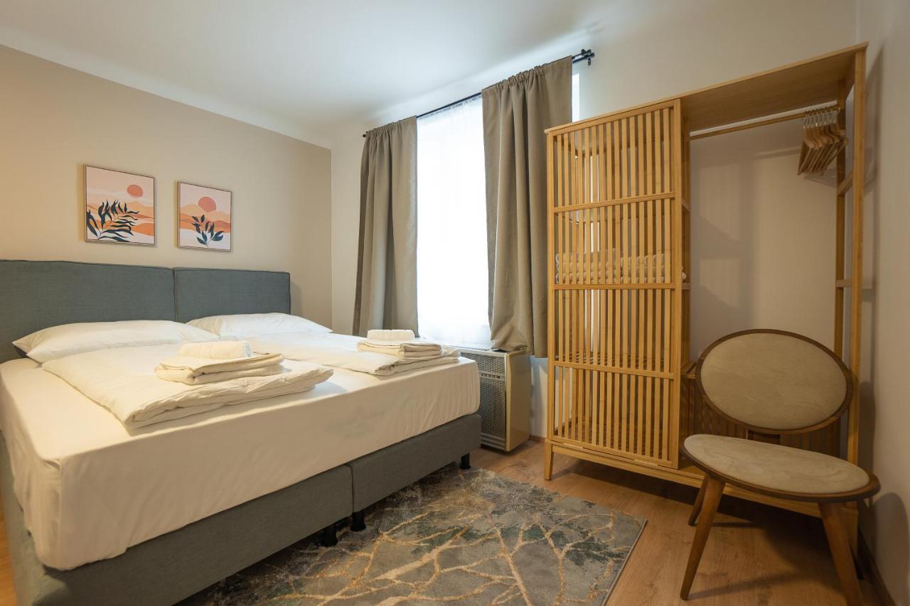 Stephansplatz View: Spacious 2-Bedroom with Balcony Vienna Exterior photo