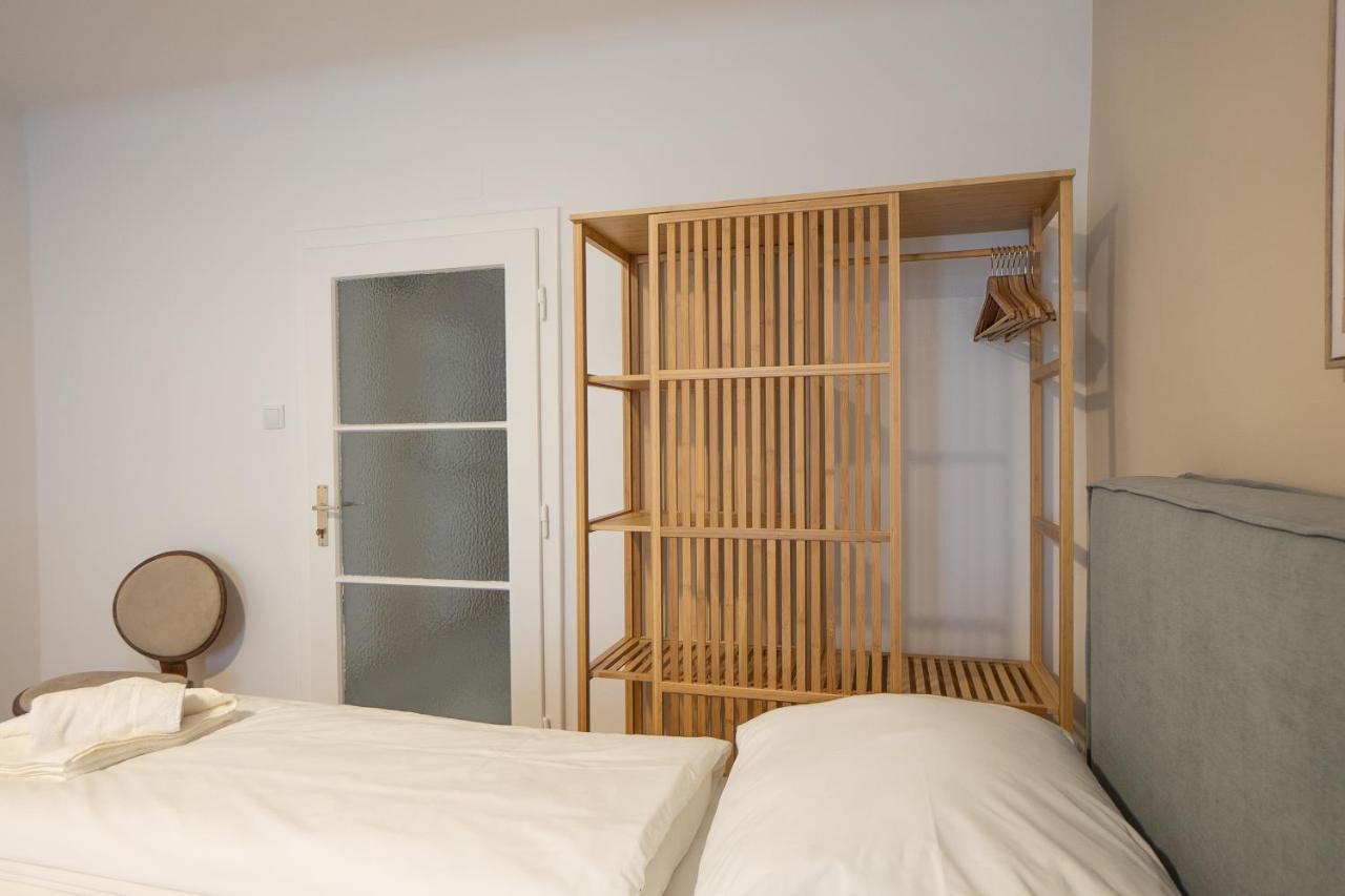 Stephansplatz View: Spacious 2-Bedroom with Balcony Vienna Exterior photo