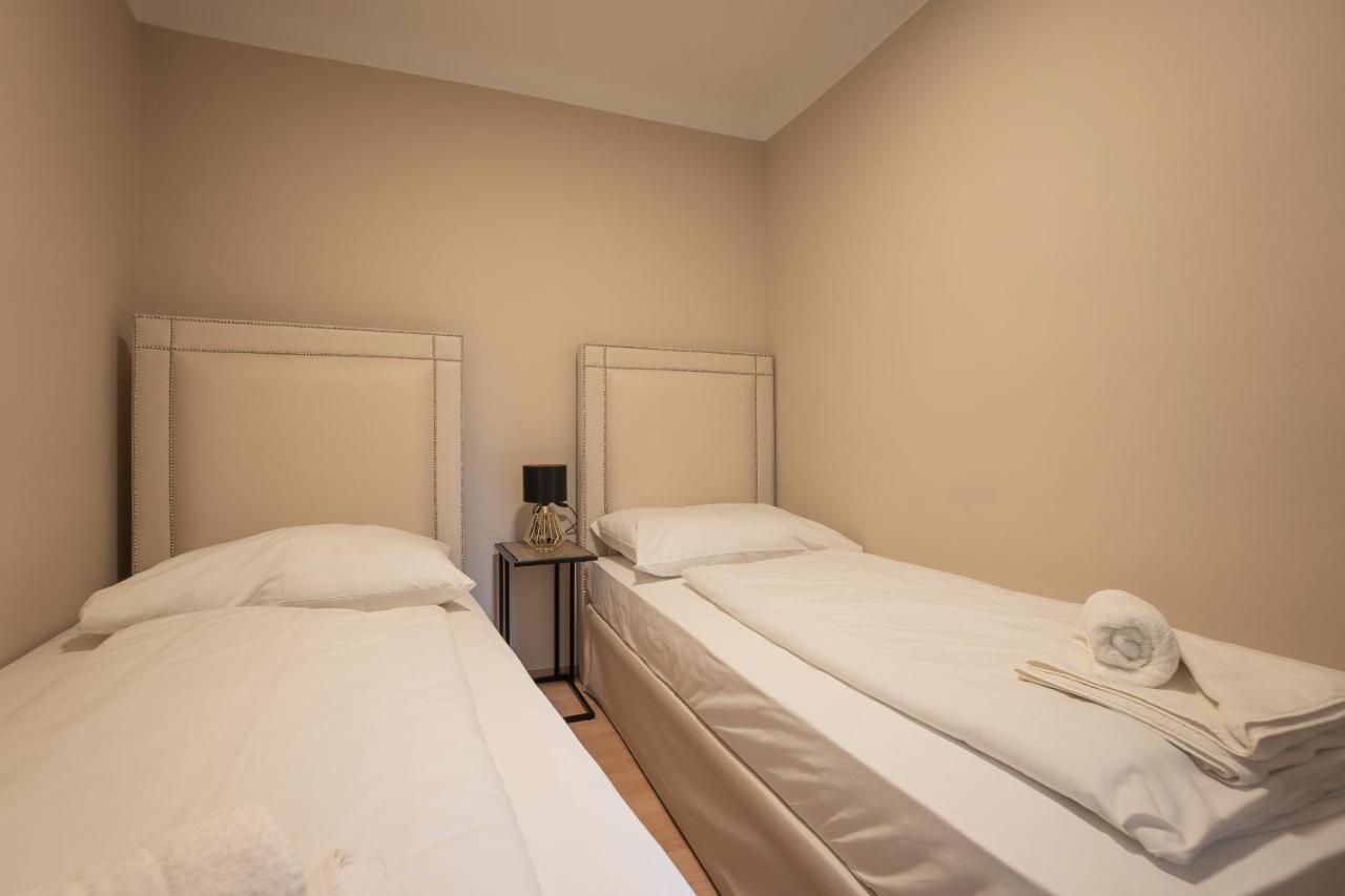 Stephansplatz View: Spacious 2-Bedroom with Balcony Vienna Exterior photo