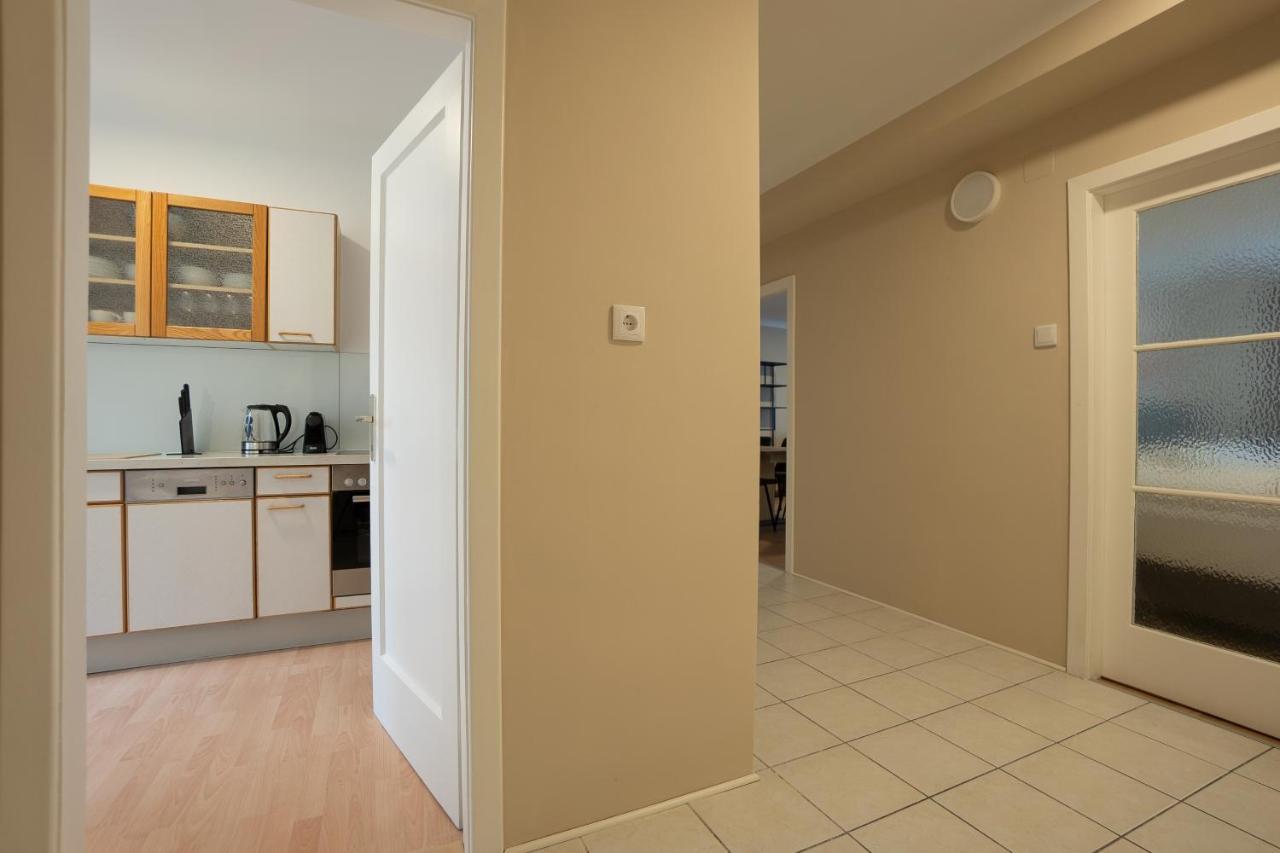 Stephansplatz View: Spacious 2-Bedroom with Balcony Vienna Exterior photo